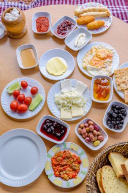 Farklı gıda ile geleneksel Türk kahvaltı üstten görünüm ahşap bir masa üzerinde müşteri için hazır