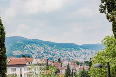 Bursa,Turkey.20 Mayıs 2018 bir mavi gökyüzü arka plan ile Bursa şehir merkezinin panoramik hava cityscape görünümü