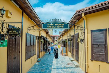 Görünüm Bursa,Turkey.20 Mayıs 2018 yılında tarihi Irgandi Köprüsü üzerinde küçük dükkanlar