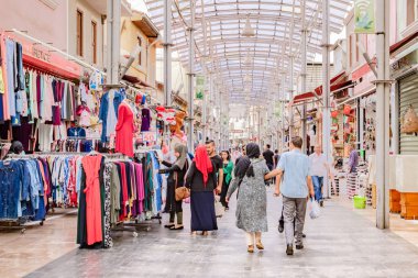 Uzun Carsi(Long Bazaar) Mayıs 2018 eski Osmangazi Bursa,Turkey.20 içinde bulunan ünlü geleneksel çarşı görülmektedir