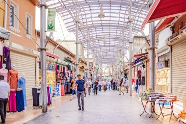 Uzun Carsi(Long Bazaar) Mayıs 2018 eski Osmangazi Bursa,Turkey.20 içinde bulunan ünlü geleneksel çarşı görülmektedir