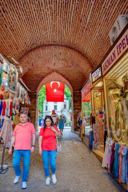 Kimliği belirsiz kişi ziyaret edin ve tarihsel Koza Han(Silk Bazaar) Bursa,Turkey.20 Mayıs 2018 alışveriş yapmak