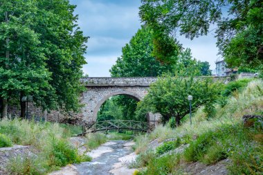 Bursa, Türkiye'de antik tarihi Setbasi Köprüsü görünümünü.