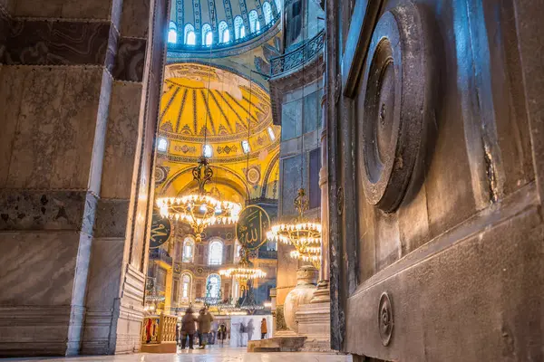 Ayasofya'nın Yunan Ortodoks Hıristiyan Patriklik Bazilikası veya kilise daha sonra İmparatorluk Camii ve şimdi Müzesi Istanbul, Türkiye, Mart, 11 2017'de halkın keşfetmek.