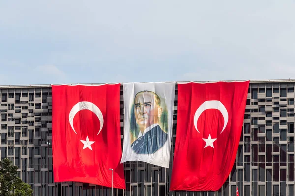 Bild Atatürk Står Mellan Turkiska Flaggor Ovanför Atatürk Kultur Center — Stockfoto