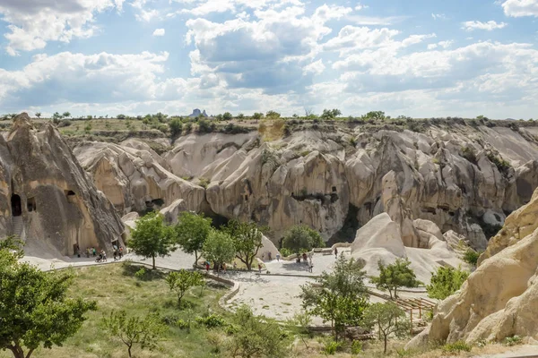 Ludzie Poznaj Kominy Bajki Kapadocji Niebieski Niebo Tle Göreme Nevsehir — Zdjęcie stockowe