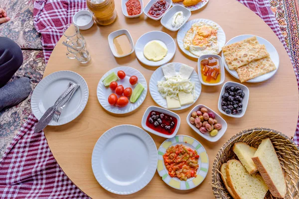 Верхний Вид Традиционный Турецкий Завтрак Различными Блюдами Деревянном Столе Готовы — стоковое фото