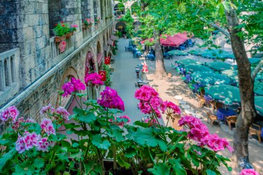 Yüksek çözünürlüklü panoramik Bursa, Türkiye'de tarihsel Koza Han(Silk Bazaar) avlusu.
