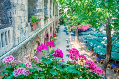 Yüksek çözünürlüklü panoramik Bursa, Türkiye'de tarihsel Koza Han(Silk Bazaar) avlusu.