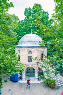Mescid veya cami avlusunda Bursa,Turkey.20 Mayıs 2018 yılında tarihi Koza Han(Silk Bazaar)