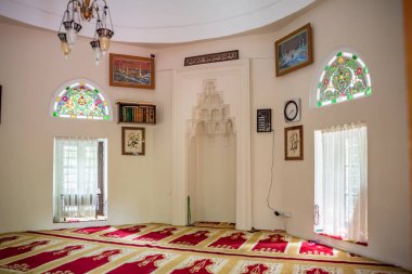 Mescid veya cami avlusunda Bursa,Turkey.20 Mayıs 2018 yılında tarihi Koza Han(Silk Bazaar)