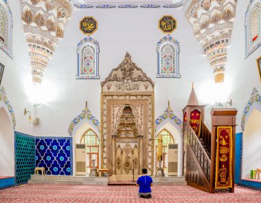 Kimliği belirsiz Mayıs 2018 Muradiye karmaşık camide Murat II veya karmaşık, Sultan Murat II Bursa,Turkey.20 dua ediyor