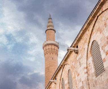 Bursa Ulu Camii ya da Ulu Cami Bursa ve Simgesel Yapı Bursa, Türkiye'de erken Osmanlı mimarisinin en büyük Camisi görülmektedir.