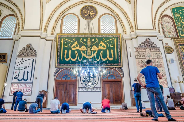 Неизвестные Люди Молятся Ходят Исследовать Большой Мечети Улу Ками Является — стоковое фото