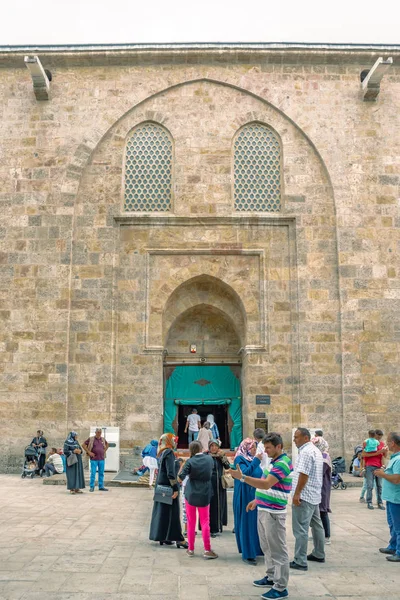 Niezidentyfikowanych Ludzi Czekać Przed Wielki Meczet Lub Ulu Cami Jest — Zdjęcie stockowe