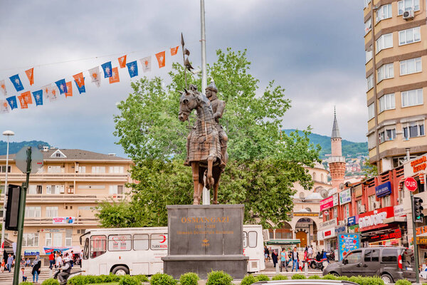 Статуя Османа Гази (Ghazi), основателя Турецкой Республики. Бурса, Турция. 20 мая 2018 г.
