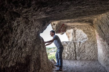 Kimliği belirsiz adam ünlü incegiz Mağarası ' Catalca,Istanbul,Turkey.Turkey, Istanbul, 30 Temmuz 201 arıyor