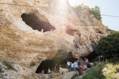 Yürüyüş ve ünlü incegiz keşfetmek insanlar Catalca,Istanbul,Turkey.Turkey, Istanbul, 30 Temmuz 201 mağara.