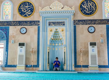 Kimliği belirsiz Mayıs 2018 merkezi Isabey cami Bursa,Turkey.20 de dua ediyor