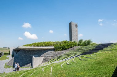 Kimliği belirsiz kişi ünlü modern Sancaklar camide Buyukcekmece,Istanbul,Turkey.30 Temmuz 201 ziyaret etmek için yürüyüş
