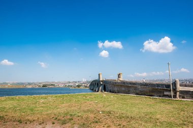 Osmanlı mimarisi Mimar Sinan (Mimar Sinan) tarafından inşa edilen Küçükçekmece Mimar Sinan(Architect Sinan) köprü görünümünü. Türkiye, Istanbul, 30 Temmuz 2017