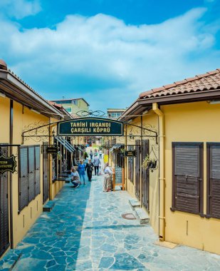 Görünüm Bursa,Turkey.20 Mayıs 2018 yılında tarihi Irgandi Köprüsü üzerinde küçük dükkanlar