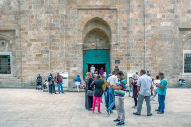 Kimliği belirsiz insan Ulu Camii önünde bekle ya da Ulu Cami Bursa,Turkey.20'büyük Camisi Mayıs 201