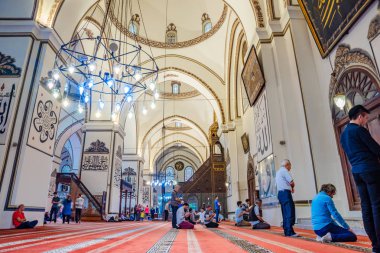 Kimliği belirsiz kişi dua Ulu Camii keşfetmek için yürümek ya da Ulu Cami Bursa,Turkey.20'büyük Camisi Mayıs 201