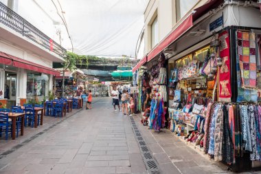 Kimliği belirsiz kişi Ağustos 2017 Bodrum,Turkey.23 sokaklarında alışveriş yapmak.