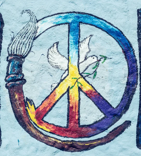 Σύμβολο Ειρήνης Είναι Ζωγραφισμένο Στον Τοίχο Grunge Ένα Περιστέρι Που — Φωτογραφία Αρχείου