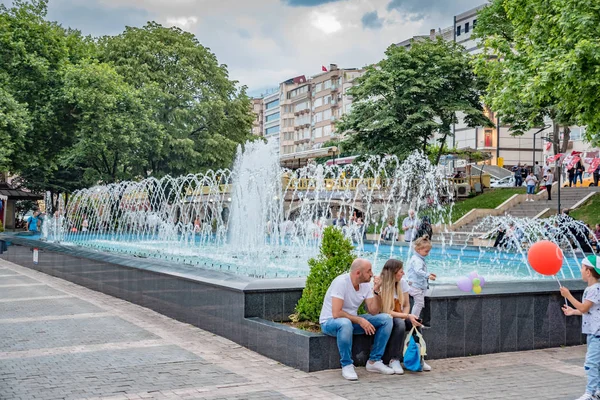 Niet Geïdentificeerde Mensen Rondlopen Met Zwembad Het Orhangazi Plein Het — Stockfoto