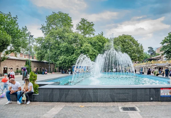 Niet Geïdentificeerde Mensen Rondlopen Met Zwembad Het Orhangazi Plein Het — Stockfoto