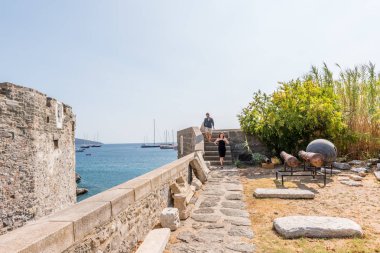 Kimliği belirsiz kişi yürümek ve St. Peter Kalesi veya Bodrum Kalesi, Turkey.23 Ağustos 201 keşfetmek