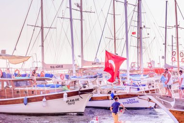Kimliği belirsiz kişi deniz yelken ya da tekne turu Bodrum limanında gidin. Bodrum,Turkey.23 Ağustos 2017.