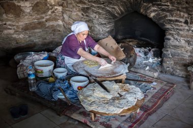 Kimliği belirsiz bir kadın geleneksel Türk yemekleri Gozleme(pastries,pancake) Şirince Köyü, Selçuk, Izmir, Türkiye'de popüler bir hedef ocakta pişiriyor. 21 Ağustos 2017