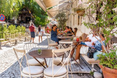 Kimliği belirsiz kişi ile masa ve sandalyeler etrafında Alaçatı şehir, seyahat ve tatil Izmir,Turkey.26 Ağustos 2017 için popüler bir hedef sokak bir kafede vaktinizi.