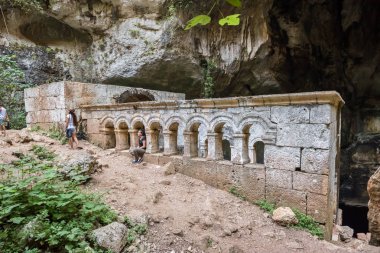 Meryem Ana Kilisesi St. Paulus tarafından uçurum mağara cennet Silifke ilçe içinde inşa selfie alan kimliği belirsiz insanlar. Mersin Turkey.29 Ağustos 2017.