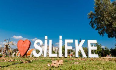 Silifke kasaba adı harfleri Park şehrin girişinde şeklinde kalp ile. Silifke, Mersin, Türkiye.