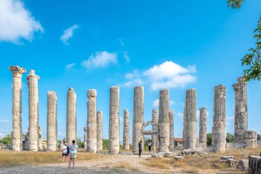 Yürüyüş ve Zeus Tapınağı'nda Ağustos 2017 Uzuncaburc,Silifke,Mersin,Turkey.29 içinde bulunan antik antik kenti keşfetmek tanımlanamayan turist