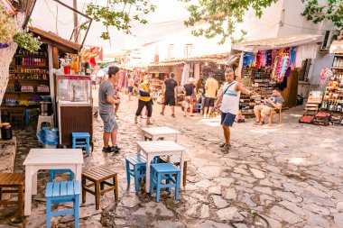 Kimliği belirsiz kişi yürümek ve Şirince Köyü, Selçuk, Izmir, Türkiye'de popüler bir hedef alışveriş yapmak. 21 Ağustos 2017