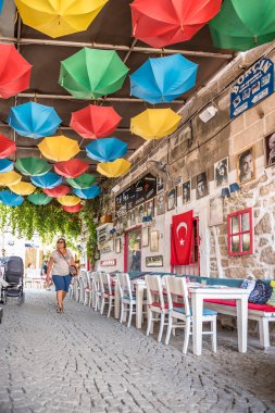 Kimliği belirsiz kişi Yürüyüş Caddesi ile kafe ve restoran ile masa ve sandalyeler etrafında Alaçatı şehir, seyahat ve tatil Izmir,Turkey.26 Ağustos 2017 için popüler bir hedef.