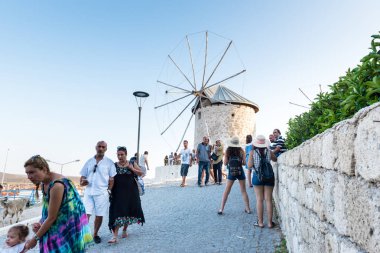 İnsanlar eski eski taş yel değirmenleri Alaçatı şehir, seyahat ve tatil Izmir,Turkey.26 Ağustos 2017 için popüler bir hedef güneşli bir günde ziyaret edin.