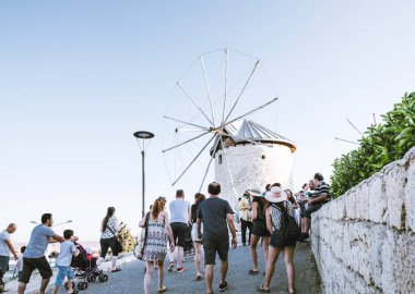 İnsanlar eski eski taş yel değirmenleri Alaçatı şehir, seyahat ve tatil Izmir,Turkey.26 Ağustos 2017 için popüler bir hedef güneşli bir günde ziyaret edin.