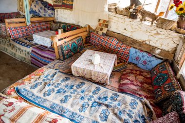 Nerede geleneksel yemek Gozleme(pastries,pancake) Şirince Köyü, Selçuk, Izmir, Türkiye'de satılan köşe yeme bir restoran manzara. 21 Ağustos 2017