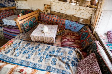 Nerede geleneksel yemek Gozleme(pastries,pancake) Şirince Köyü, Selçuk, Izmir, Türkiye'de satılan köşe yeme bir restoran manzara. 21 Ağustos 2017