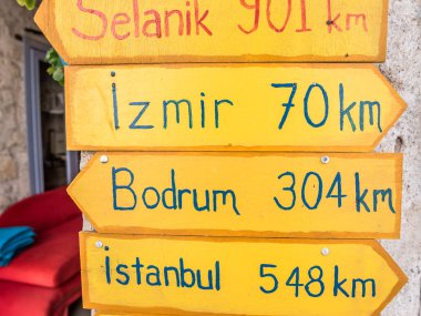 Türkiye'de büyük şehirlerin bazılarına kilometre, mesafeler, gösterilen bir ahşap portakal işareti yazı.