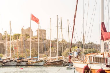 Lüks Yat ve yelken Yatlar Bodrum limanında St. Peter Kalesi, Bodrum Kalesi ve deniz manzaralı. Bodrum,Turkey.23 Ağustos 2017