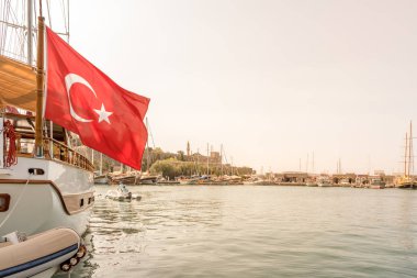 Lüks Yat ve yelken Yatlar Bodrum limanında St. Peter Kalesi, Bodrum Kalesi ve deniz manzaralı. Bodrum,Turkey.23 Ağustos 2017