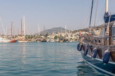 Lüks Yat ve yelken Yatlar Bodrum limanında deniz manzaralı. Bodrum,Turkey.23 Ağustos 2017.