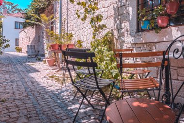 Izmir, Türkiye'de popüler bir hedef için seyahat ve tatil Alaçatı bölgesinde Cesme.Alacati HDR görüntü-Street görülmektedir.